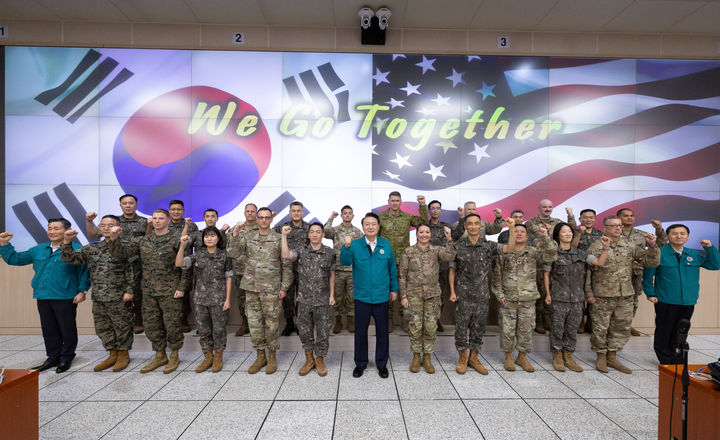 [서울=뉴시스] 조수정 기자 = 윤석열 대통령이 을지 자유의 방패(UFS, Ulchi Freedom Shield) 연습 3일 차인 21일 육군 지상작전사령부를 찾아 전투작전본부 한미 장병들과 기념촬영 하고 있다. (사진=대통령실 제공) 2024.08.21. photo@newsis.com *재판매 및 DB 금지