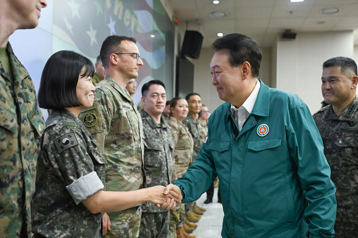 [서울=뉴시스] 조수정 기자 = 윤석열 대통령이 을지 자유의 방패(UFS, Ulchi Freedom Shield) 연습 3일 차인 21일 육군 지상작전사령부를 찾아 전투작전본부 한미 장병들을 격려하며 악수하고 있다. (사진=대통령실 제공) 2024.08.21. photo@newsis.com *재판매 및 DB 금지