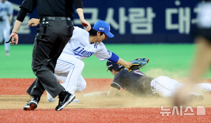 [포항=뉴시스] 이무열 기자 = 지난달 21일 오후 경북 포항야구장에서 열린 2024 신한 SOL 뱅크 KBO리그 두산 베어스와 삼성 라이온즈의 경기, 3회초 2사 1루 상황에서 두산 정수빈 타석 때 1루 주자 주수행이 2루 도루에 성공하고 있다. 2024.08.21. lmy@newsis.com