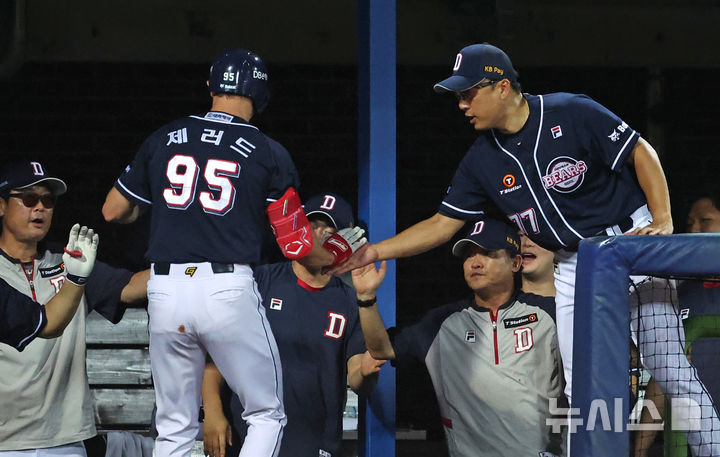 [포항=뉴시스] 이무열 기자 = 21일 오후 경북 포항야구장에서 열린 2024 신한 SOL 뱅크 KBO리그 두산 베어스와 삼성 라이온즈의 경기, 4회초 1사 주자 없는 상황에서 두산 제러드가 솔로 홈런을 때린 뒤 더그아웃에 들어서며 이승엽 감독과 하이파이브 하고 있다. 2024.08.21. lmy@newsis.com