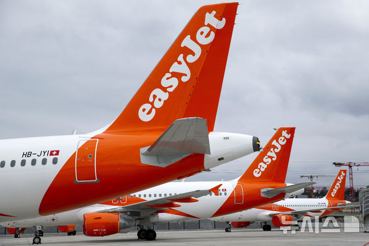 [제네바=AP/뉴시스] 스위스 제네바 공항 활주로에 대거 주차된 이지젯 항공기. 2020.03.30.