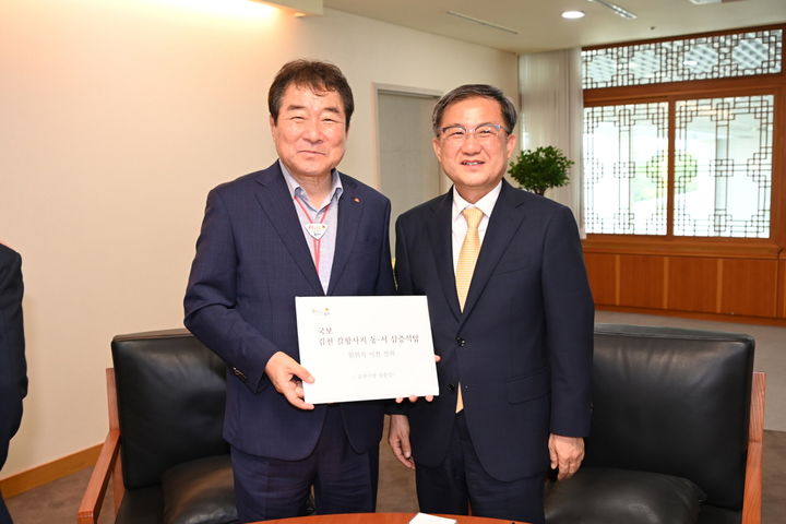 김충섭(왼쪽) 시장이 김재홍 국립중앙박물관장을 만나 석탑 이전 서명서를 전달하고 있다 (사진=김천시 제공) *재판매 및 DB 금지