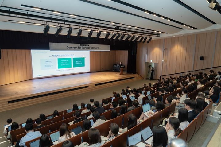 콜마홀딩스가 지난 21일 서울 서초구 한국콜마 종합기술원에서 화장품·건강기능식품 고객사들을 대상으로 마케팅 전략 설명회를 개최했다.(사진=콜마홀딩스 제공) *재판매 및 DB 금지