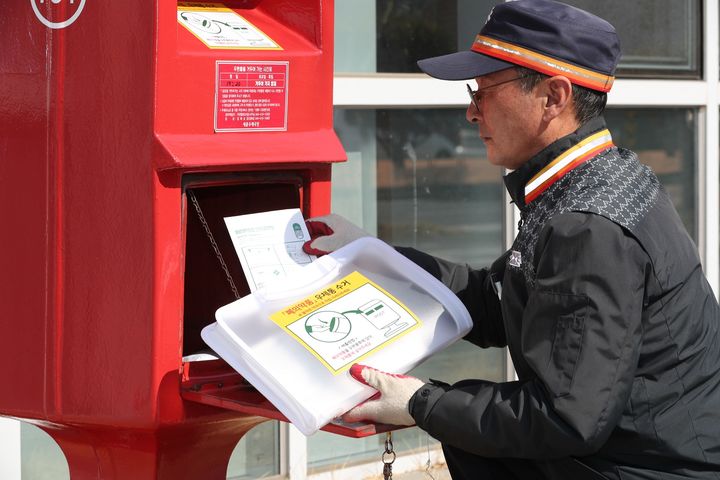 [서울=뉴시스] 우체통 폐의약품 회수 서비스 모습. (사진=우정사업본부 제공) *재판매 및 DB 금지