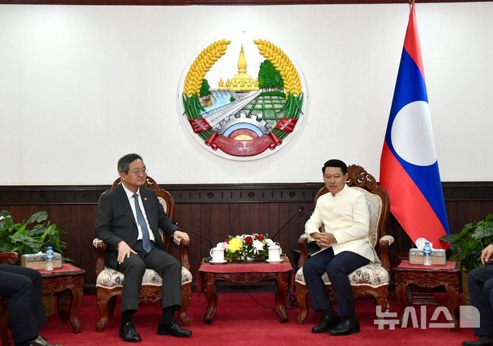 [서울=뉴시스] 라오스를 방문 중인 정병원 외교부 차관보는 21일(현지시각) 살름싸이 꼼마싯 라오스 부총리 겸 외교장관을 예방하고 양국 관계 및 한-아세안(ASEAN·동남아시아국가연합) 협력 등에 대해 논의했다. (사진= 외교부 제공)