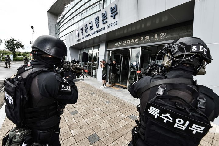 [대구=뉴시스] 공군 제11전투비행단은 적 특수전부대의 항공교통본부 공격 상황을 가정한 민·관·군·경 합동 대테러 훈련을 했다. (사진=공군 제11전투비행단 제공) 2024.08.22. photo@newsis.com *재판매 및 DB 금지