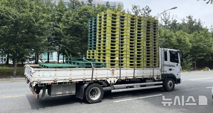 [전주=뉴시스] 강경호 기자 = 21일 전북 전주시 덕진구 팔복동의 전주산업단지 내에서 한 화물차가 팰릿을 가득 실은 채 위태롭게 달리고 있다. 2024.08.21. lukekang@newsis.com