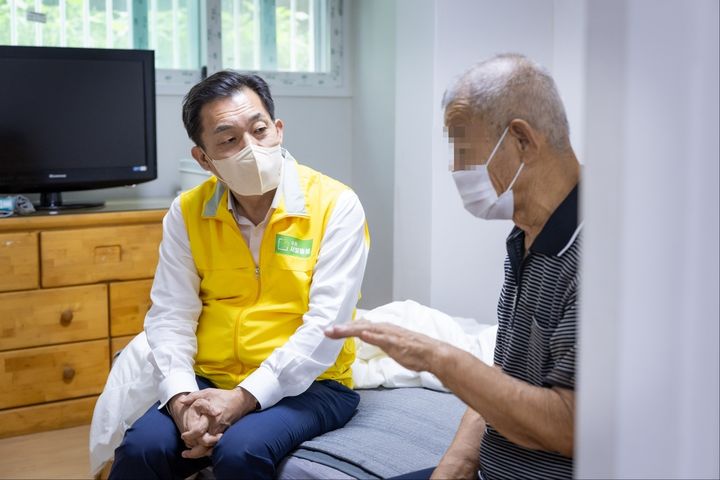 [수원=뉴시스] 이재준 경기 수원시장이 새빛돌봄서비스 시행 1년을 맞아 지난 21일 권선구에 살고 있는 김영기(81·가명) 씨 집을 방문해 건강상태와 안부를 확인하고 있다. 김 씨는 지난 4월 치매를 잃던 배우자가 세상을 떠난 후 홀로 생활하고 있다. 시는 김 씨에게 집 청소를 해주는 '방문가사' 서비스를 제공하고 있다. (사진=수원시 제공) 2024.08.22. photo@newsis.com *재판매 및 DB 금지