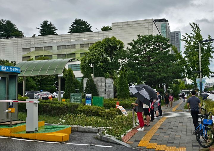[수원=뉴시스] 양효원기자=전 국민이 참여하는 공습 대비 민방위 훈련이 열린 22일 오후 2시께 수원시청 앞에서 한 입주예정자대책위가 집회를 열고 있다. 2024.8.22. hyo@newsis.com *재판매 및 DB 금지