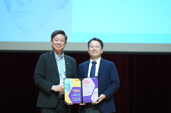 [서울=뉴시스] (좌측부터) 한국머크 디스플레이 사업본부장 윤용국 박사, 한양대학교 박진성 교수 (사진=한양대 제공) *재판매 및 DB 금지