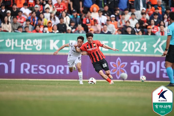 [서울=뉴시스] 프로축구 K리그1 FC서울의 강상우와 강원FC의 황문기. (사진=한국프로축구연맹 제공) *재판매 및 DB 금지