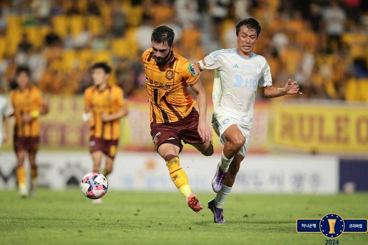 [서울=뉴시스] 프로축구 K리그1 광주FC의 베카와 울산 HD의 고승범. (사진=대한축구협회 제공) *재판매 및 DB 금지