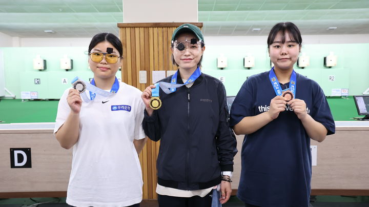 김예지(가운데·임실군청)가 22일 전남 나주 전남국제사격장에서 열린 제54회 봉황기 전국사격대회에서 금메달 2개를 따냈다. 사진은 대회 10m 공기권총 여자 일반부 공기권총에서 입상한 남다정(왼쪽·우리은행), 김예지, 김보미(부산시청). (사진=대한사격연맹 제공) *재판매 및 DB 금지