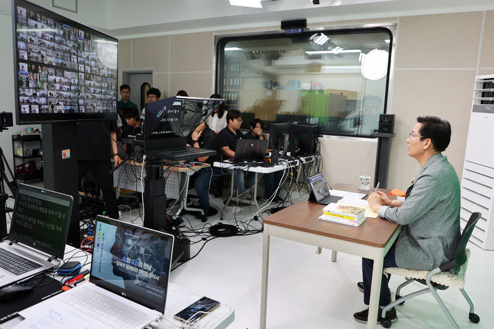 윤건영 충북도교육감(오른쪽)이 22일 온라인학교 개교식에서 온라인 수업으로 학생들과 소통하고 있다.(사진=충북교육청 제공)2024.08.22.photo@newsis.com *재판매 및 DB 금지