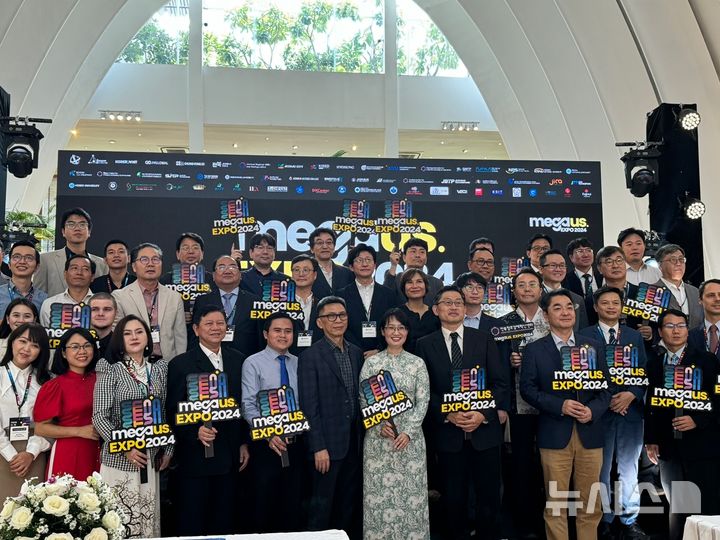 [전주=뉴시스] 22일 베트남 호찌민시 화이트팰리스 컨벤션센터에서 개막한 ‘MEGA US EXPO(메가어스 엑스포) 2024’ 참석자들이 기념촬영을 하고 있다. 2024.08.22 *재판매 및 DB 금지