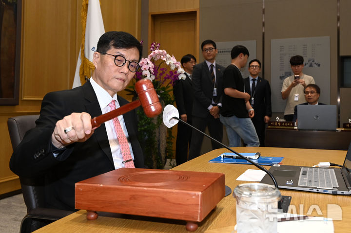 [서울=뉴시스] 사진공동취재단 = 이창용 한국은행 총재가 22일 서울 중구 한국은행에서 열린 금융통화위원회에서 의사봉을 두드리고 있다. 2024.08.22. photo@newsis.com