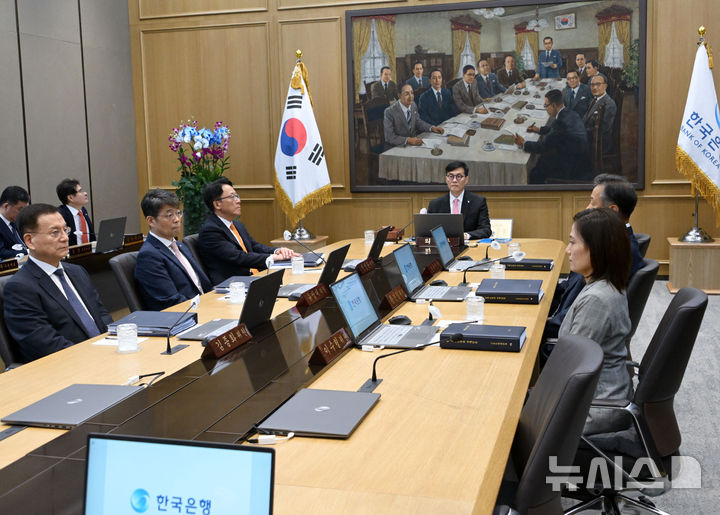 [서울=뉴시스] 사진공동취재단 = 이창용 한국은행 총재가 22일 오전 서울 중구 한국은행 본관에서 금융통화위원회 본회의를 주재하고 있다. 2024.08.22. photo@newsis.com