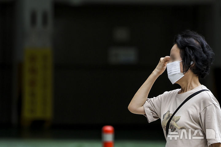 [서울=뉴시스] 정병혁 기자 = 코로나19 재유행으로 인한 환자가 증가하고 있는 가운데 22일 서울 중구 명동거리에서 마스크를 쓴 시민들이 이동하고 있다. 2024.08.22. jhope@newsis.com