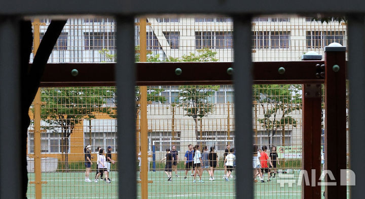 [서울=뉴시스] 추상철 기자 = 사진은 서울의 한 사립초 모습. 본 기사와 직접 관련 없음. 2024.08.22. scchoo@newsis.com