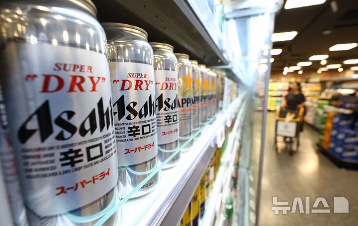 [서울=뉴시스] 일본의 11월 소비자물가지수(신선식품 제외)가 전년 동월 대비 3.0% 올랐다고 총무성이 19일 발표했다. 사진은 지난해 8월 22일 서울시내 한 대형마트에 일본 맥주가 진열된 모습. 2025.12.19. 