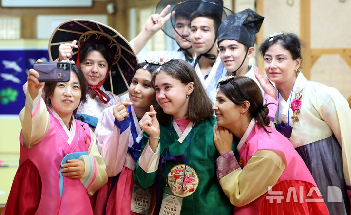 [대구=뉴시스] 이무열 기자 = 사진은 지난해 8월 22일 대구 달서구 병암서원에서 열린 글로벌 청소년 한국전통문화체험에 참가한 우즈베키스탄 학생들이 한복을 차려입고 셀카를 찍고 있는 모습. 2024.08.22. lmy@newsis.com