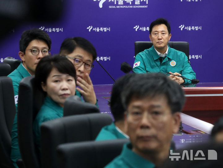 [서울=뉴시스] 정병혁 기자 = 오세훈 서울시장이 22일 서울 중구 서울시청 충무기밀실에서 을지연습 연계 공습대비 민방위 훈련 상황을 점검하고 있다.(공동취재) 2024.08.22. photo@newsis.com