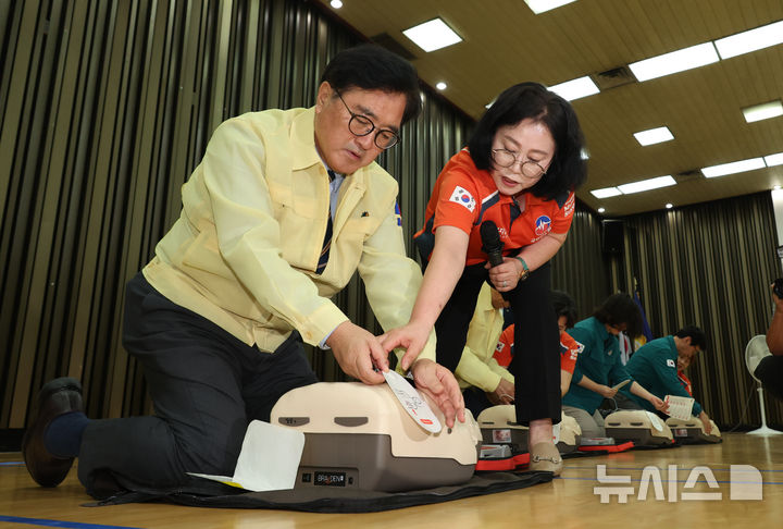 [서울=뉴시스] 고승민 기자 = 우원식 국회 의장이 22일 서울 여의도 국회에서 열린 2024년 을지연습 연계 민방위 훈련에서 공습경보 후 지하 대피소로 이동해 심폐소생술 및 응급처치 훈련을 하고 있다. 2024.08.22. kkssmm99@newsis.com