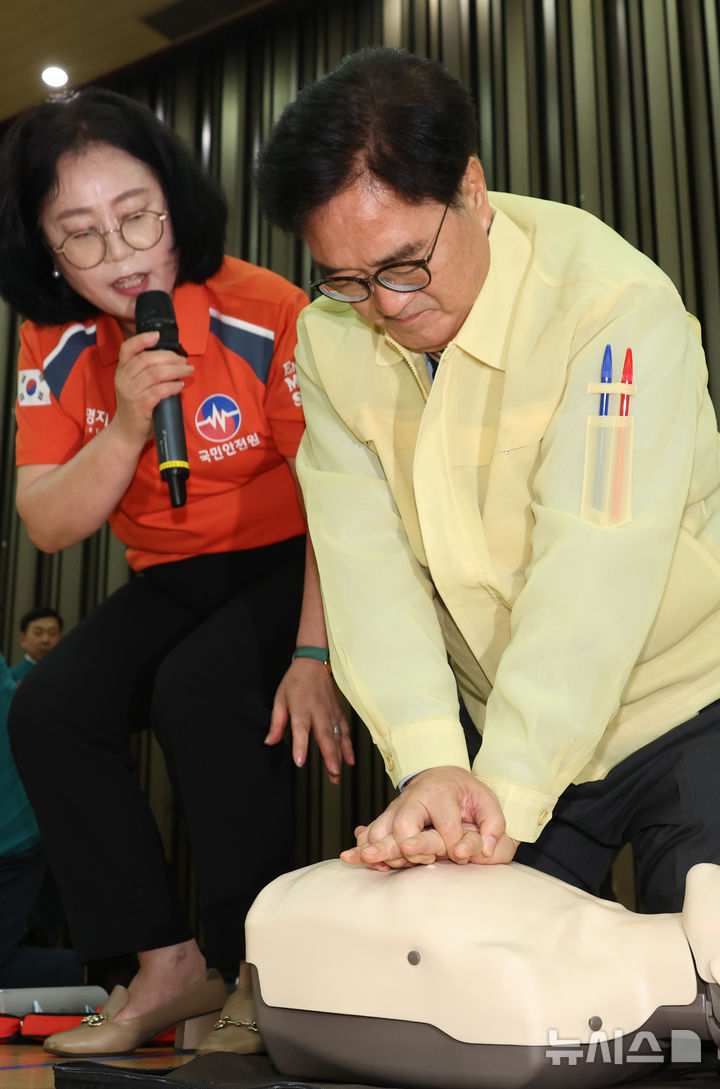 [서울=뉴시스] 고승민 기자 = 우원식 국회 의장이 22일 서울 여의도 국회에서 열린 2024년 을지연습 연계 민방위 훈련에서 공습경보 후 지하 대피소로 이동해 심폐소생술 및 응급처치 훈련을 하고 있다. 2024.08.22. kkssmm99@newsis.com