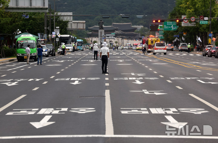 [서울=뉴시스] 김명년 기자 = 을지연습 연계 공습 대비 민방위훈련이 진행된 22일 오후 서울 세종대로 교통이 통제되고 있다. 2024.08.22. kmn@newsis.com