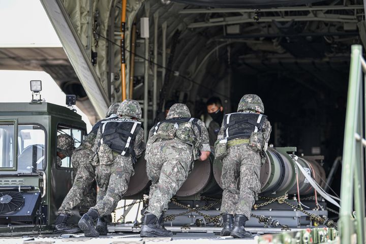 [서울=뉴시스] 공군미사일방어사령부는 22일 대구기지 활주로에서 패트리어트, 천궁 유도탄을 수송기를 통해 타기지로 운송하는 공중수송절차 숙달 훈련을 실시했다. 공군 군수사령부 예하 제601종합수송지원대대 장병들이 카고로더(Cargo Loader)를 이용해 패트리어트·천궁 모의탄이 실린 화물운반대를 C-130J 수송기에 적재하고 있다. (사진=공군 제공) 2024.08.22. photo@newsis.com *재판매 및 DB 금지