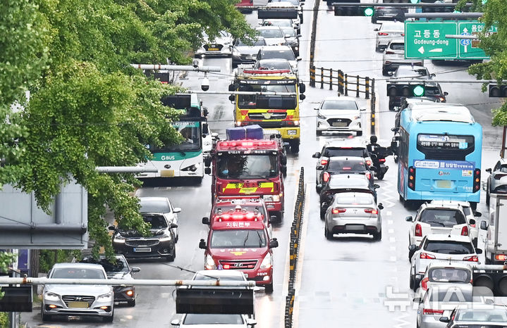 [수원=뉴시스] 김종택 기자 = 을지훈련과 민방위훈련이 열린 지난해 8월 22일 경기도 수원시 팔달구 수원역 앞에서 소방차 길터주기 훈련이 실시되고 있다. 2024.08.22. jtk@newsis.com