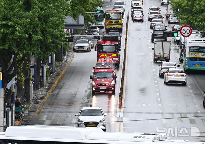 [수원=뉴시스] 김종택 기자 = 을지훈련과 민방위훈련이 열린 22일 경기도 수원시 팔달구 수원역 앞에서 소방차 길터주기 훈련이 실시되고 있다. 2024.08.22. jtk@newsis.com *사진과 기사는 직접 관련 없음