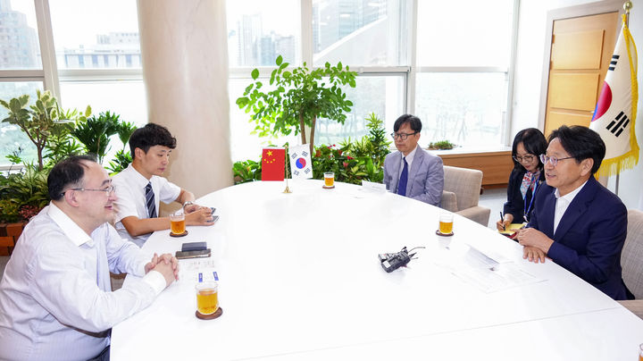 [광주=뉴시스] 강기정 광주시장, 왕쉰 중국 남방항공 한국지사장 무안국제공항 활성화 방안 논의. (사진=광주시청 제공). photo@newsis.com *재판매 및 DB 금지