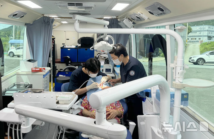 [곡성=뉴시스] 전남 곡성군 '찾아가는 건강버스' 진료. (사진=곡성군청 제공). photo@newsis.com *재판매 및 DB 금지