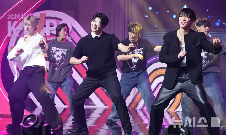 [서울=뉴시스] 황준선 기자 = 그룹 빅오션이 22일 오후 서울 강남구 조선팰리스강남 그레이트홀에서 열린 제6회 뉴시스 한류엑스포(2024 뉴시스 한류엑스포)에서 축하공연을 하고 있다. 2024.08.22. hwang@newsis.com