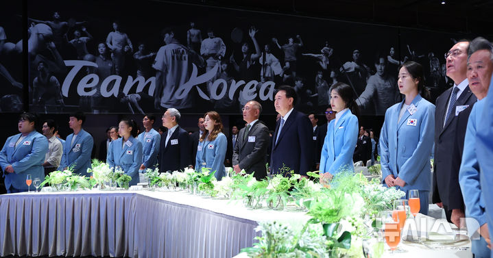 [서울=뉴시스] 최진석 기자 = 윤석열 대통령과 부인 김건희 여사, 대한양궁협회장인 정의선 현대자동차그룹 회장 등이 22일 서울 한 호텔에서 열린 2024 파리올림픽 선수단 격려 행사에서 애국가 제창을 하고 있다.  오른쪽부터 이기흥 대한체육회장, 1984년 LA올림픽 유도 금메달리스트 하형주, 태권도 오혜리 코치, 김 여사, 윤 대통령, 정의선 회장, 핸드볼 송지영 선수, 유인촌 문화체육관광부 장관, 스포츠클라이밍 서채현 선수, 한순철 복싱 코치, 역도 박혜정 선수. 2024.08.22. myjs@newsis.com