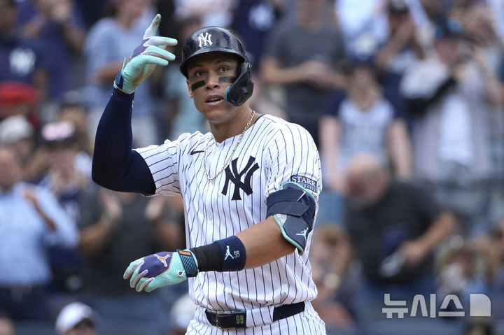 [뉴욕=AP/뉴시스] 뉴욕 양키스의 애런 저지는 23일(한국시각) 미국 뉴욕 양키스타디움에서 열린 '2024 메이저리그(MLB)' 클리블랜드 가디언스와의 홈경기에 중견수 겸 3번타자로 선발출전, 솔로 홈런을 포함해 3타수 2안타 1타점 1득점 1볼넷을 기록했다. 2024.08.23