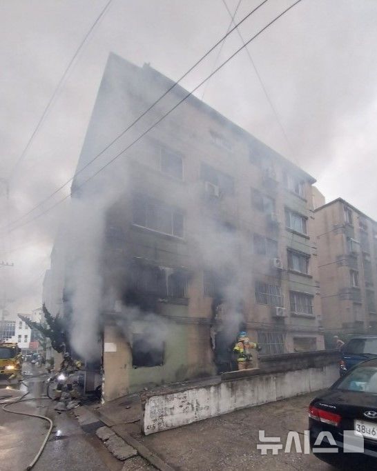 [인천=뉴시스] 이루비 기자 = 23일 오전 인천 서구 심곡동 한 다세대주택에서 화재가 발생했다. (사진=인천소방본부 제공) 2024.08.23. photo@newsis.com