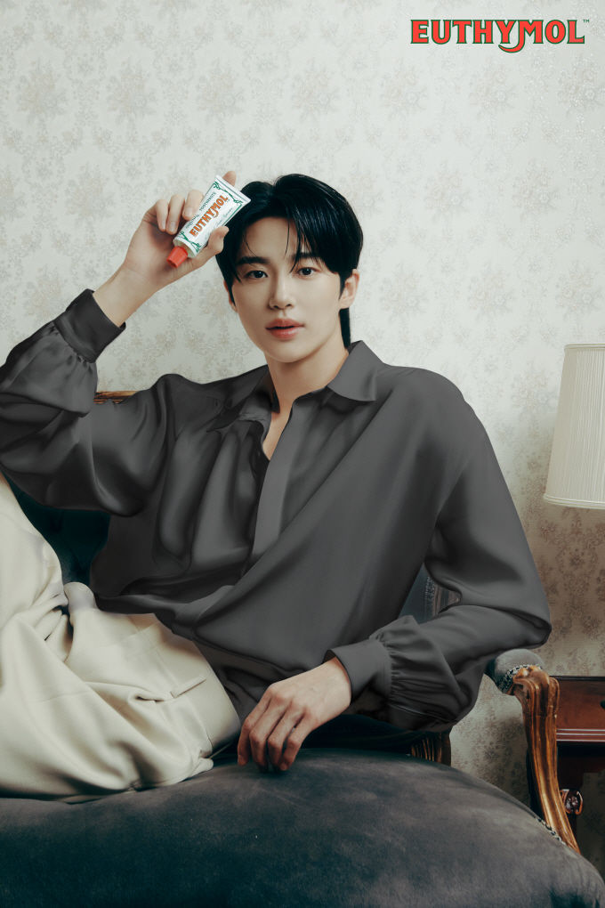 [서울=뉴시스] LG생활건강이 전개하는 오랄 케어 브랜드 유시몰(EUTHYMOL)이 브랜드 앰버서더 배우 변우석과 함께 촬영한 화보를 공개했다고 23일 밝혔다. (사진=LG생활건강 제공) *재판매 및 DB 금지