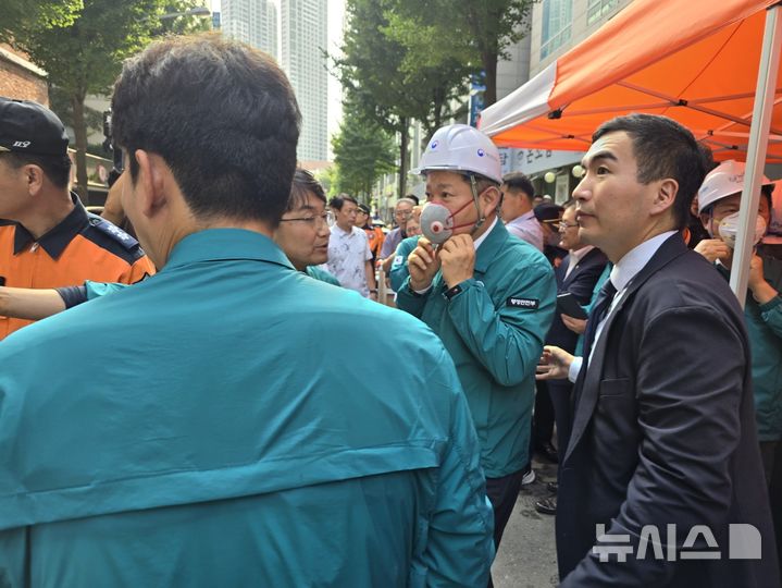 [부천=뉴시스] 정일형 기자 = 이상민 행정안전부 장관이 23일 오전 19명의 사상자가 난 경기 부천시 중동 호텔 화재현장을 찾아 현장 점검을 하고 있다.  2024.08.23. jih@newsis.com 