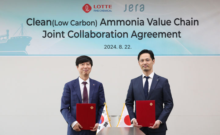 [서울=뉴시스] 22일 삼성동 롯데정밀화학 사무실에서 열린 ‘청정 암모니아 밸류체인 협약식’에서  (좌측)윤희용 롯데정밀화학 케미칼사업부문장, (우측)오타키 마사토 저탄소연료기획본부장이 기념촬영을 하고있다.(사진=롯데정밀화학) 2024.08.23 photo@newsis.com *재판매 및 DB 금지