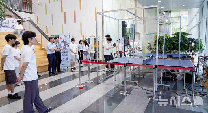 [광주=뉴시스]탁구 로봇 콘테스트 부문 참가자들이 탁구로봇과 랠리를 하고 있다. 