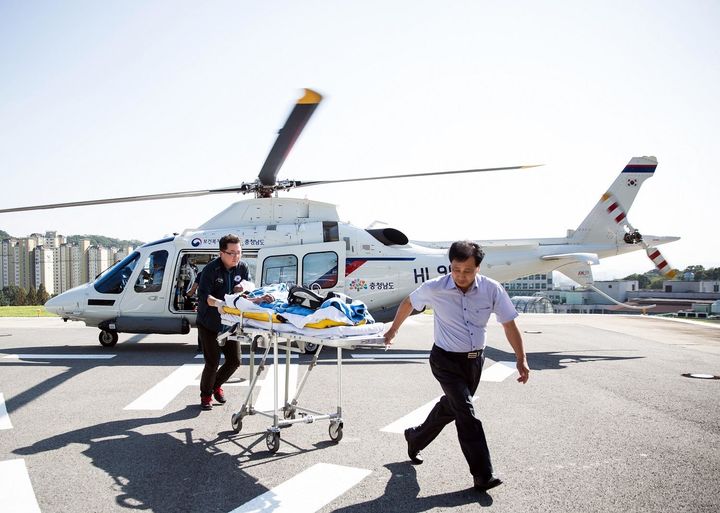[천안=뉴시스] 닥터헬기를 이용해 환자를 단국대병원 응급실에 이송하는 모습 (사진=천안시 제공) 2024.8.23 photo@newsis.com *재판매 및 DB 금지