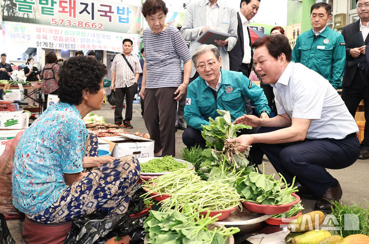 [의령=뉴시스]박완수(맨 오른쪽) 경남도지사가 23일 오태완 의령군수와 의령전통시장을 찾아 시장 상인과 얘기하고 있다.(사진=경남도 제공) 2024.08.23. photo@newsis.com