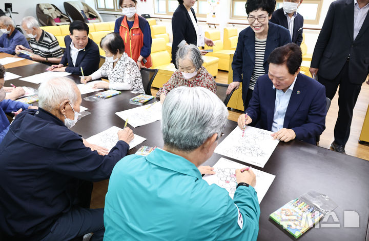 [의령=뉴시스]박완수 경남도지사가 23일 의령노인통합지원센터를 방문해 주간보호 어르신들과 함께 건강증진을 위한 두뇌활동 프로그램에 참여하고 있다.(사진=경남도 제공) 2024.08.23. photo@newsis.com