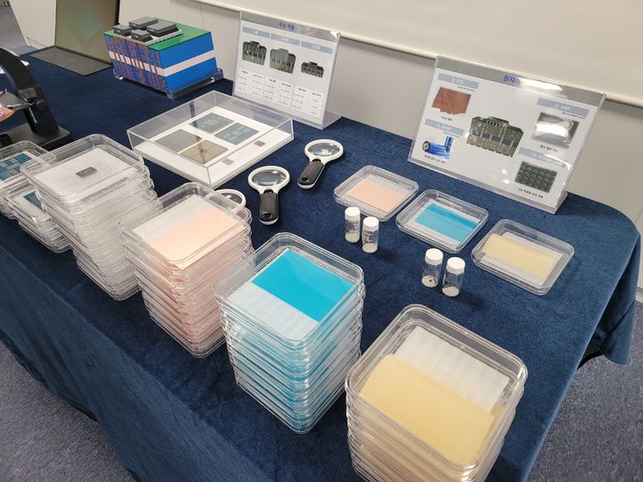 [서울=뉴시스]삼성전기가 지난 22일 서울 중구 태평로빌딩 삼성전자 기자실에서 열린 '삼성전기 제품학습회'를 통해 반도체 패키지 기판을 소개하고 있다. (사진=삼성전기 제공) photo@newsis.com *재판매 및 DB 금지