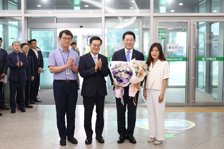 [수원=뉴시스] 23일 오전 경기도청 로비에서 김동연 경기도지사가 경기도청에 방문한 김영록 전남도지사를 환영하고 있다.(사진=경기도 제공) 2024.08.23. photo@newsis.com *재판매 및 DB 금지