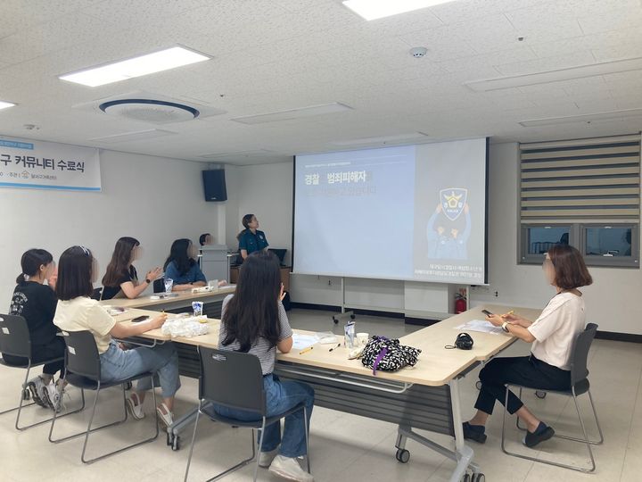 [대구=뉴시스] 대구 달서경찰서는 지역에 거주·재직하는 여성 1인 가구를 대상으로 '범죄예방 및 피해자 보호·지원제도 교육'을 실시했다. (사진=대구 달서경찰서 제공) 2024.08.23. photo@newsis.com *재판매 및 DB 금지