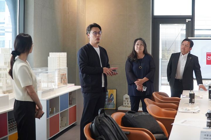 [서울=뉴시스] 대한건축사협회는 23일 서울 강남구 테헤란로에 자리한 '㈜조성욱 건축사사무소'에서 건축사의 업무 및 역할에 대한 이해를 돕기 위한 언론인 현장 탐방을 진행했다. 왼쪽 두번째부터 조성욱 건축사, 이선경 건축사협회 홍보위원장, 김용각 이사(사진=건축사협회 제공) 2024.08.23. photo@newsis.com *재판매 및 DB 금지