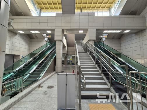 [서울=뉴시스]서울 올림픽공원 경기장 인근에 위치한 지하철 9호선 올림픽공원역 3번 출입구에 내부 계단이 신설됐다. (사진=서울교통공사). 2024.08.23. photo@newsis.com 